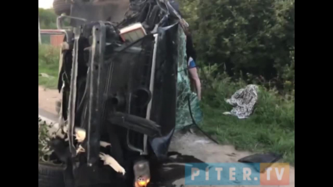 Во Всеволожском районе Mercedes не вписался в поворот и перевернулся
