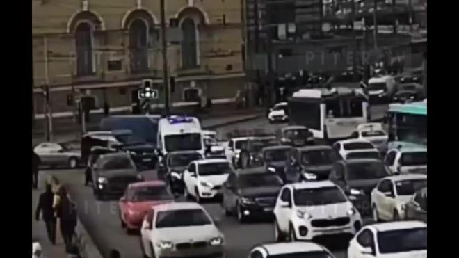 На Дворцовом мосту водитель белого "Ларгуса" бросился с топором на синий "Форд": видео