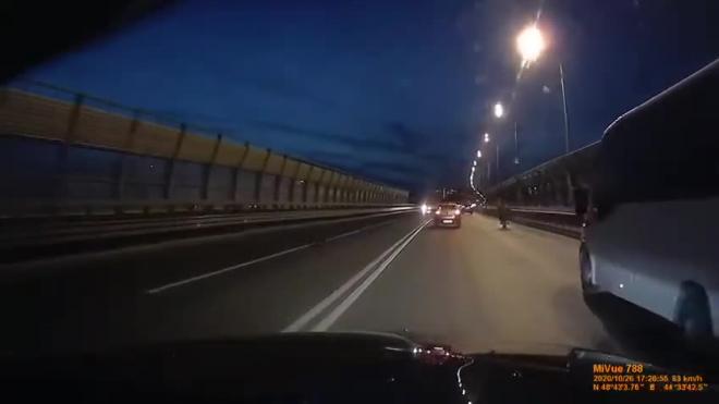 Смертельное ДТП с мотоциклистом на мосту в Волгограде попало на видео 