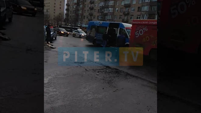 Видео: возле "Московской" маршрутка врезалась в автобус, три человека пострадали 