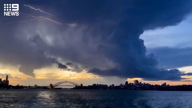 Над Австралией зафиксировали более миллиона молний за день