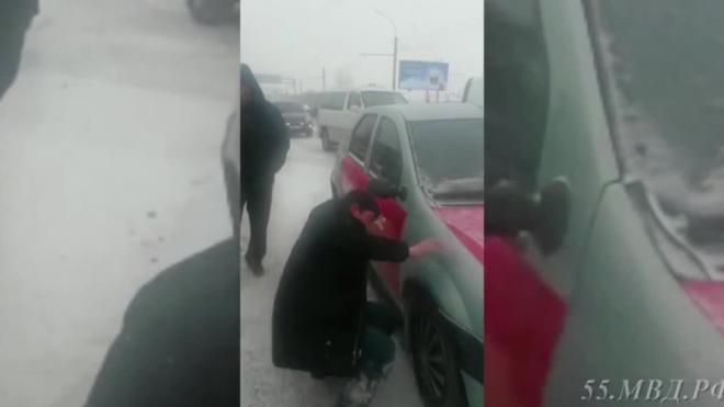Видео из Омска: Пьяный водитель совершил ДТП и бился головой, чтоб жена не отругала