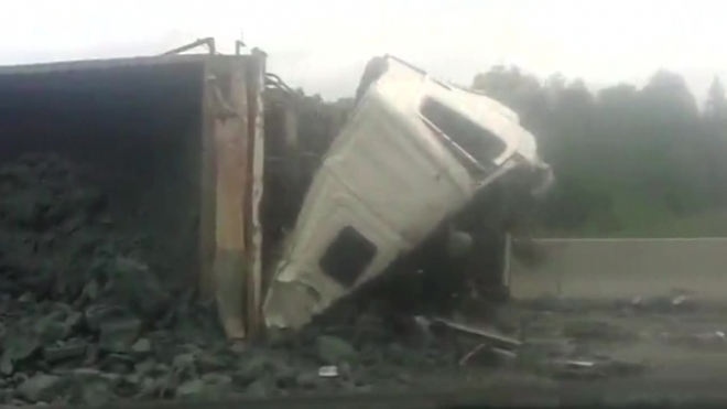 Видео: на трассе Петербург-Москва произошло жуткое ДТП с фурой и машиной дорожников