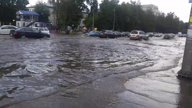Ливень в Челябинске растворил асфальт и превратил парковку в бассейн