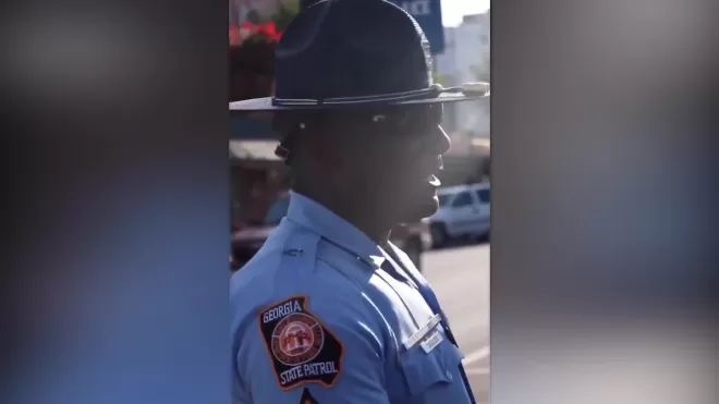 Чернокожий полицейский в США отказался преклонить колено перед протестующими