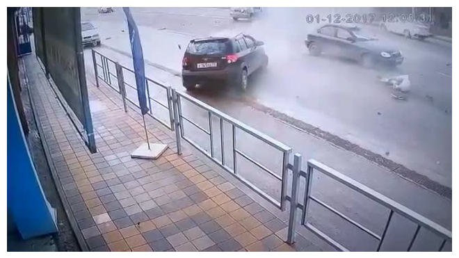 Появилось видео смертельного ДТП в Краснодаре, где водителя иномарки выбросило через стекло
