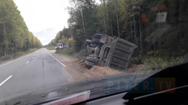 Видео: в Ленобласти перевернулся грузовик 