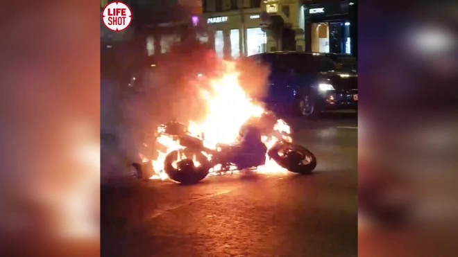 Мотоцикл столкнулся с "ГАЗелью" и загорелся на Садовом кольце