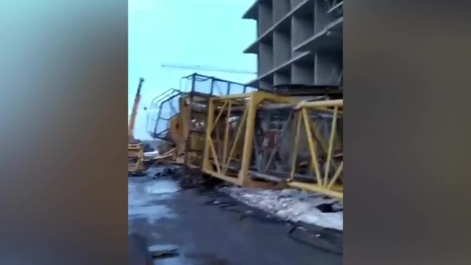 Два человека погибли при падении башенного крана в Краснодаре