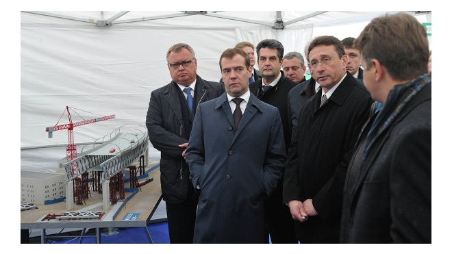 Пока Медведев катался по ЗСД, его 3 часа ждали под дождем на «Адмиралтейских верфях»
