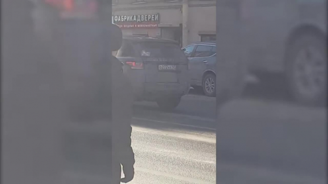 "Я тебя сгною": в Петербурге "прокурор" на Range Rover угрожает пешеходам