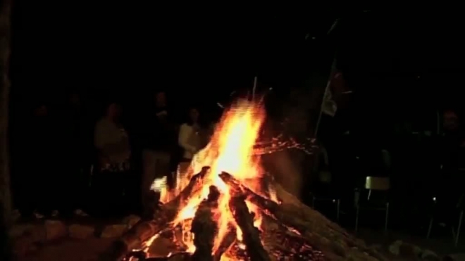 Осталась неделя. Семьи пленённых в Чили горняков зажгли свечи в надежде на их скорейшее спасение.