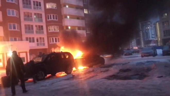 Видео: на проспекте Королева сгорели две иномарки. Третий автомобиль удалось спасти