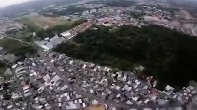 Видео: парашютист на скорости врезался в дом и остался жив 