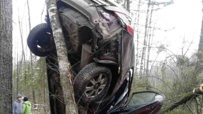 Иваново: В результате жуткого ДТП авто повисло на дереве, 20-летний водитель погиб