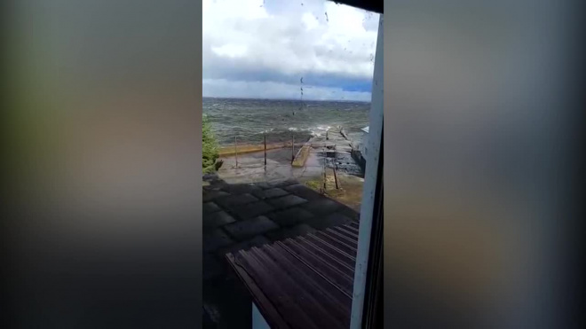 Смотрители маяка Толбухин сняли на видео штормовые волны