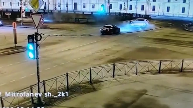 Опубликовано видео смертельного ДТП с угонщиком такси на Обводном канале