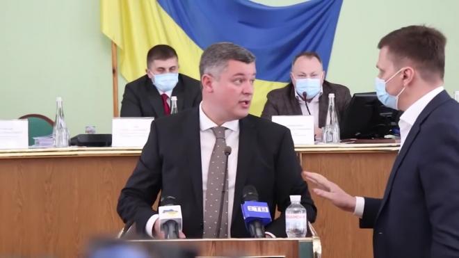 Украинские депутаты устроили потасовку из-за флага России