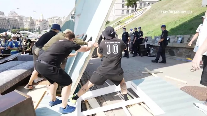 В Киеве радикалы разгромили инсталляцию советского быта и подрались с полицией