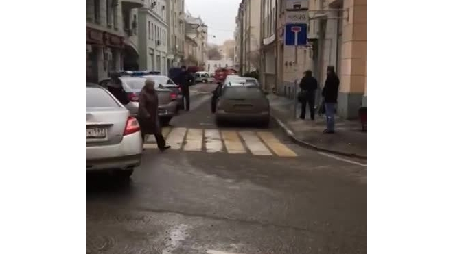 Появилось видео, как парень хотел выбросится из окна ОВД в Москве