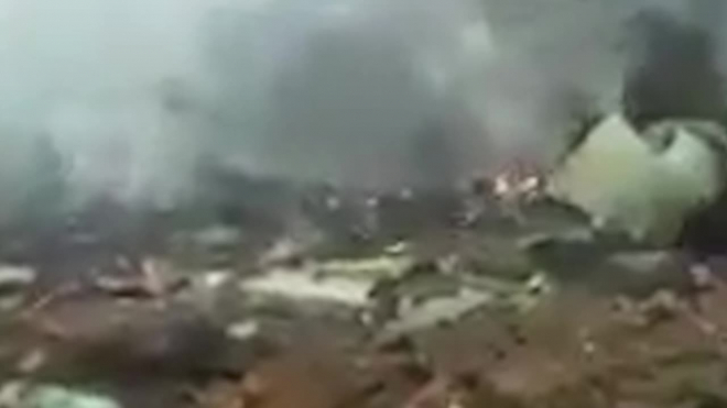 Появилось видео с места падения военного самолета в Китае: первые подробности