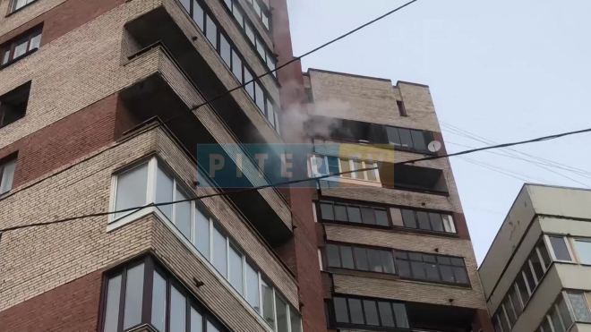 Видео: на проспекте Стачек загорелась квартира, есть пострадавшие
