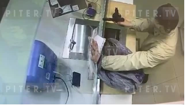 Появилось видео ограбления банка в Невском районе