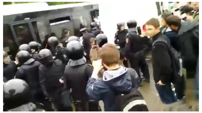 Видео: Участники митинга на Марсовом поле залезали на столбы и сидели в переполненных автозаках