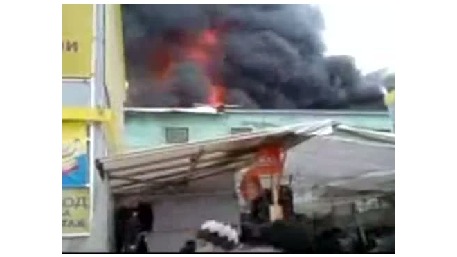 В Екатеринбурге продолжают тушить пожар в торговых рядах