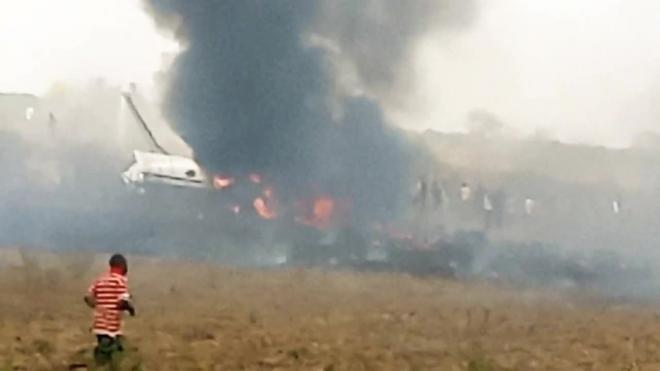Шесть человек стали жертвами крушения военного самолета в Нигерии