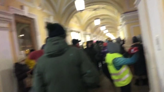 В Петербурге участники антивоенного митинга получили штрафы и аресты 