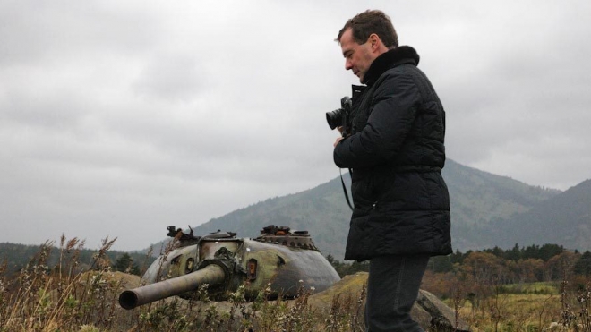 Медведев посетил спорный Кунашир сразу после бойни, устроенной на острове солдатом