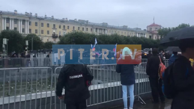 В Петербурге под дождем начался митинг против фальсификаций на выборах 