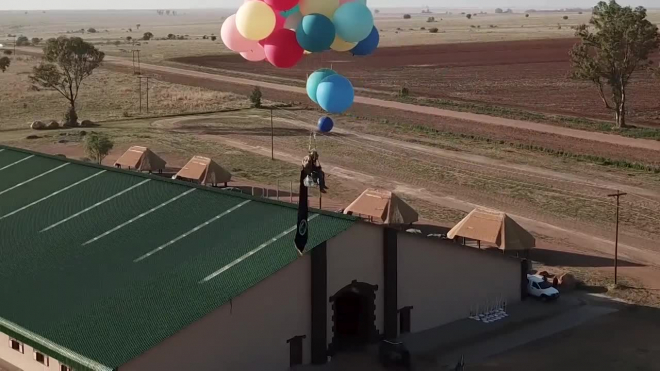 Видео: в Великобритании мужчина пролетел 25 километров на воздушных шарах 