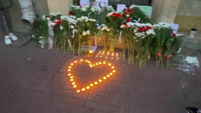 Петербуржцы выложили сердце из свечей у отделения белорусского посольства 