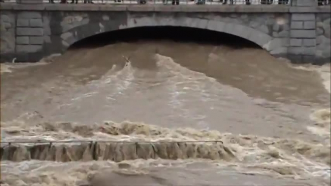 Прага уходит под воду, на Влтаве открывают шлюзы
