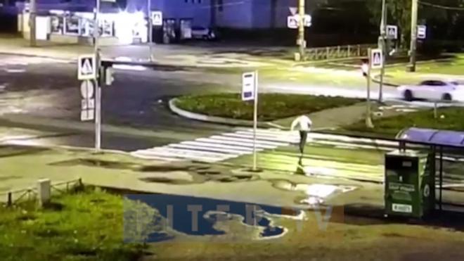 Видео: перебегающего дорогу пешехода сбила машина в Приморском районе Петербурга