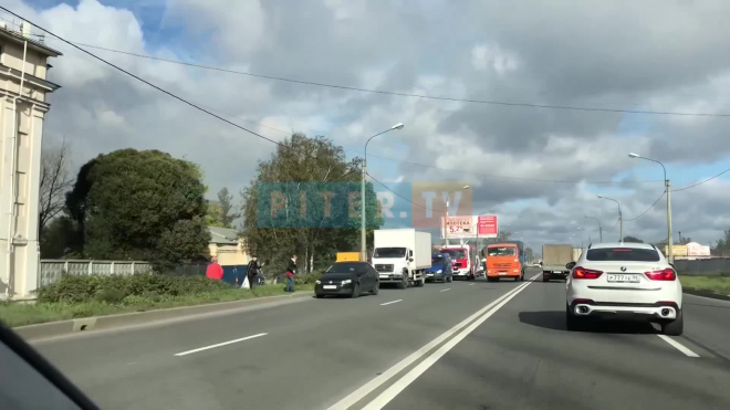 Видео: на Митрофаньевском шоссе полыхает склад с текстильной продукцией