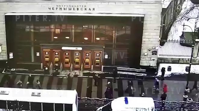 Обрушение окон вестибюля станции метро "Чернышевская" попало на видео