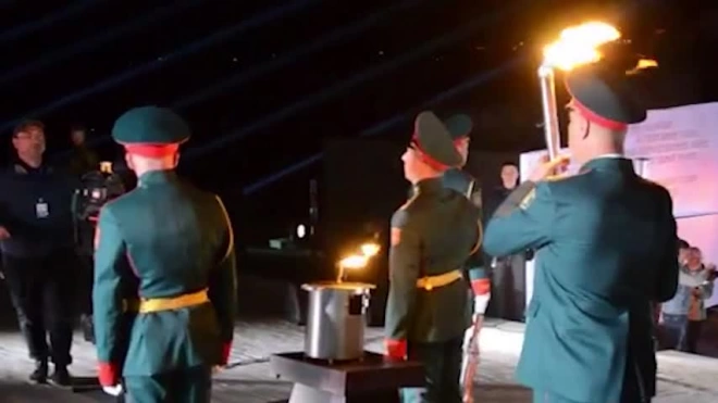 Вечный огонь впервые с 2014 года зажгли на вершине мемориала Саур-Могила в ДНР