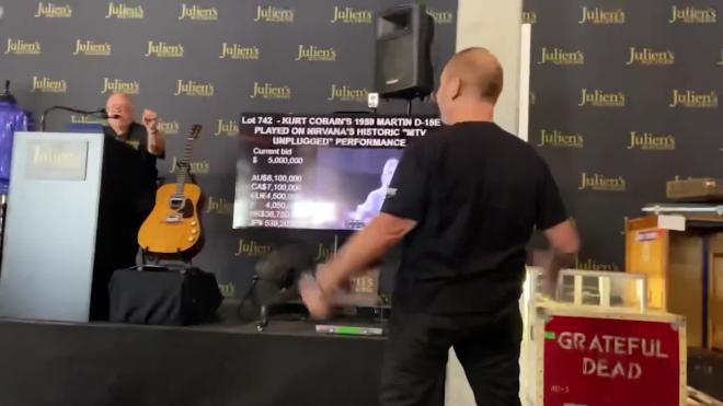 Гитару Курта Кобейна продали на аукционе за рекордные деньги