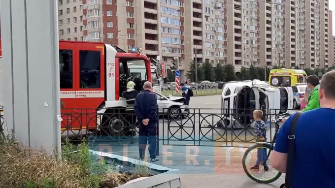 В результате ДТП на углу Савушкина и Туристкой опрокинулся автомобиль