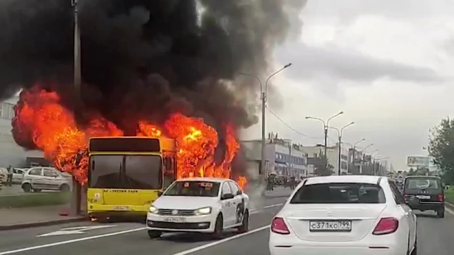 Видео: на Планерной улице сгорел автобус