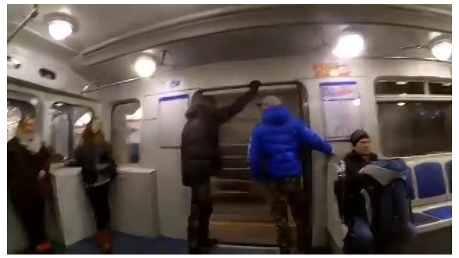 В метро засняли на видео хулиганов, державших дверь поезда