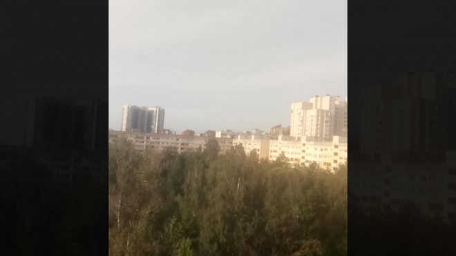 В Петербурге местные жители заметили в небе парашютистов