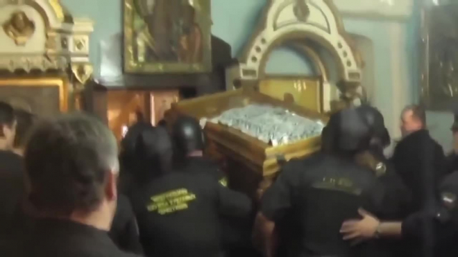 В Суздале бабушки накинулись на полицейских из-за церковных мощей