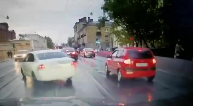 Видео: виновник ДТП врезался в легковушку и скрылся с места аварии на Лифляндской 
