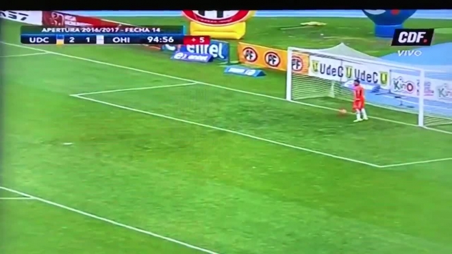 В Чили футболист с лету забил со своей половины поля