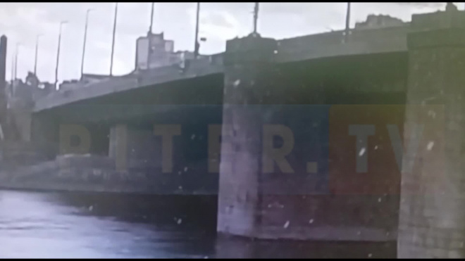 Падение женщин с Володарского моста попало на видео