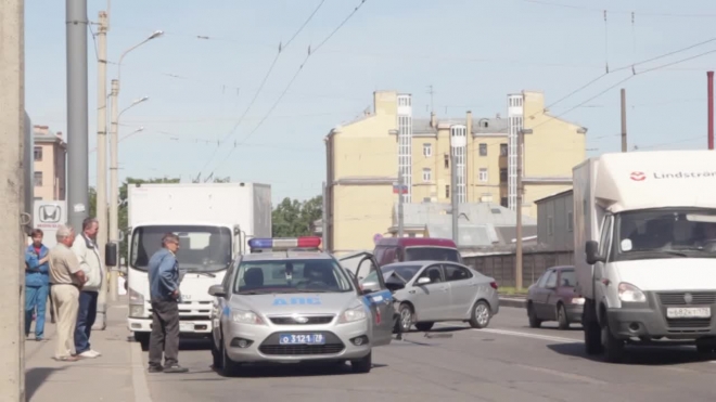 В Петергофе на Гостилицком шоссе перевернулась маршрутка: пострадал только водитель